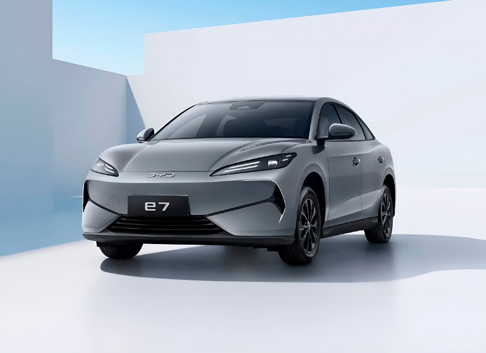 BYD E7 2025 -koeajo: edullinen sähkösedan kaupunkiin