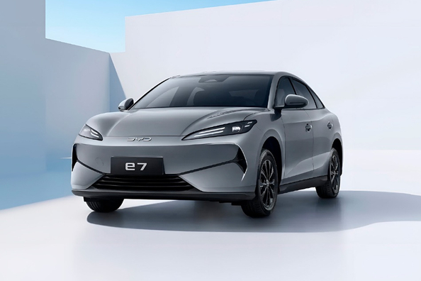 BYD E7 2025 -koeajo: edullinen sähkösedan kaupunkiin