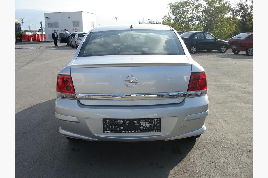 Opel Astra H 2004–2013 Taka-aladiffuusori Sedan (maalattava) Image