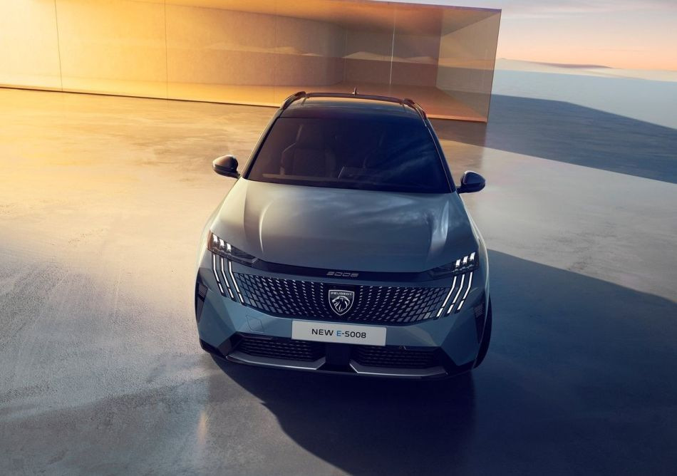 Peugeot e-5008 2024: sähköisen 7-paikkaisen SUV:n koeajo