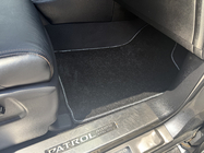 Nissan Patrol Y62 2010–2024 Deluxe tekstiilimatot (3 riviä, musta) kuva 6