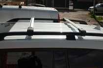 Kia Carnival 2021– Lukittavat WingBar V1 -kattotelineen poikkipalkit normaaleihin kattokaiteisiin (2 kpl) enintään 140 cm, mustat kuva 2