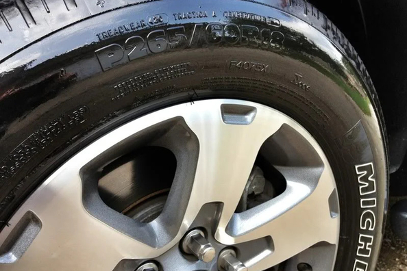 Millä auton renkaat voi mustata kotona?
