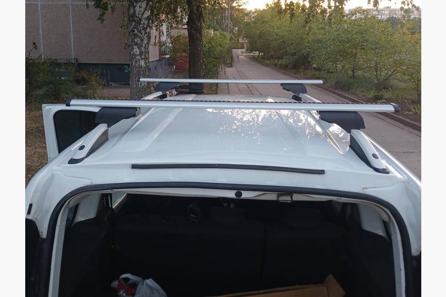 Dacia Dokker 2013–2022 Kattotelineen poikkitangot vakiokattokaiteisiin, lukittavat Wizard V1 (2 kpl) 135 cm, Musta Kuva 3