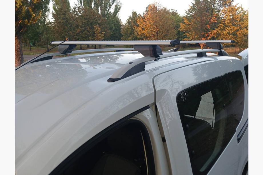 Dacia Dokker 2013–2022 Kattotelineen poikkitangot vakiokattokaiteisiin, lukittavat Wizard V1 (2 kpl) 150 cm, harmaa Image