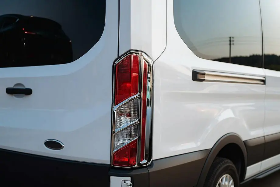 Ford Transit 2014– Takavalojen peitelistat (2 kpl, muovi) Image