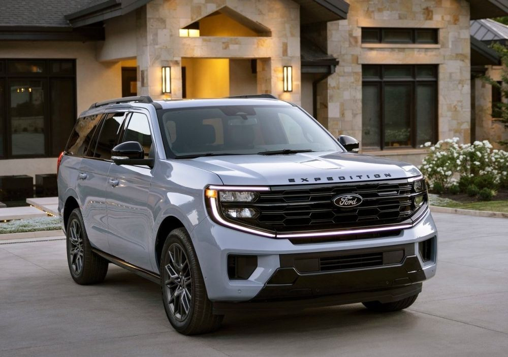 Ford Expedition V 2025 -koeajo: iso SUV suuriin tehtäviin