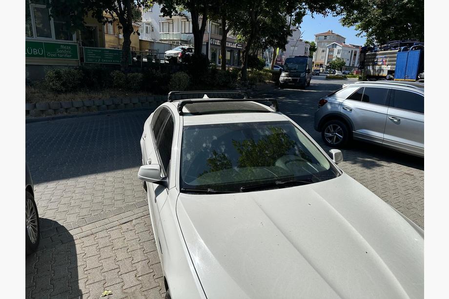 BMW 5-sarja F10/F11 2010–2016 Kattotelineen poikkitangot alkuperäisiin kiinnityspisteisiin Ecem V3 (2 kpl) Harmaa, 110 cm Kuva 4