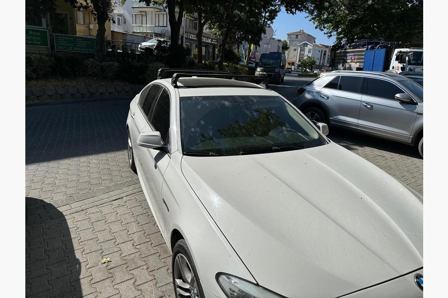 BMW 5-sarja F10/F11 2010–2016 Kattotelineen poikkitangot alkuperäisiin kiinnityspisteisiin Ecem V3 (2 kpl) Harmaa, 110 cm Kuva 3