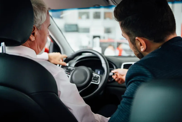 Kannattaako auto ostaa jälleenmyyjältä?