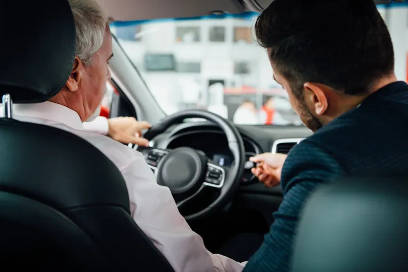Kannattaako auto ostaa jälleenmyyjältä?