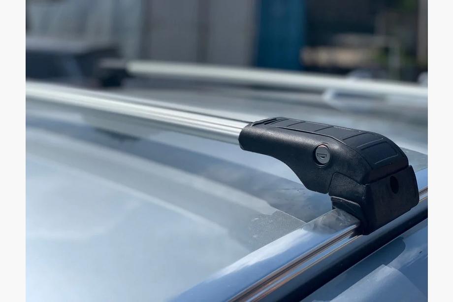 Peugeot Partner/Rifter 2019– Kattotelineen poikkitangot integroiduille kattokaiteille Wingbar V2 (2 kpl) Musta Kuva 3