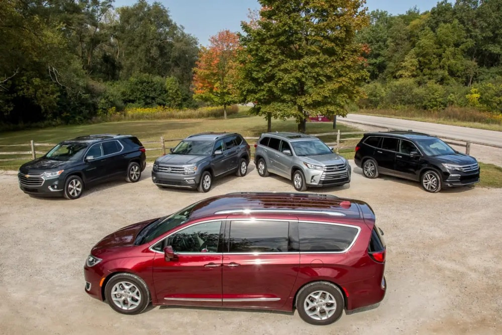 Tila-auto vai crossover: kumpi perheelle ja matkoille?