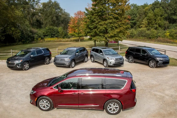 Tila-auto vai crossover: kumpi perheelle ja matkoille?