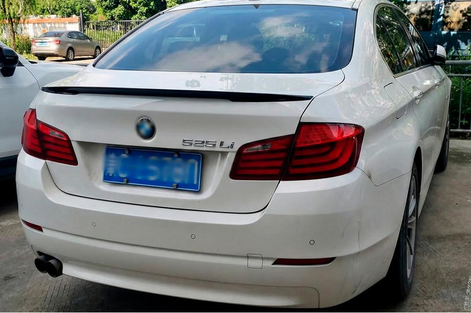 BMW 5-sarja F10/F11 2010–2016 P-Style takaspoileri (F10, kiiltävä musta) Image