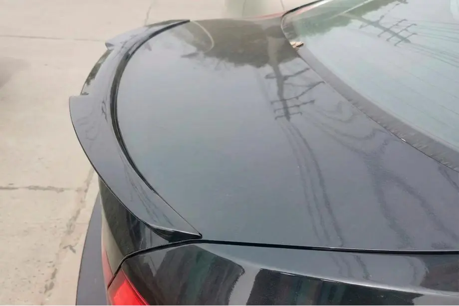 BMW 5-sarja F10/F11 2010–2016 M4-tyylinen takaspoileri (F10, kiiltävä musta) Image