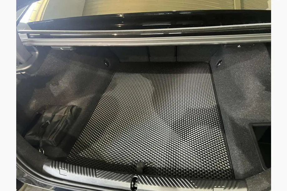 BMW 5/i5 -sarja G60/G60E/G61 2023– EVA-tavaratilan matto (G60, Musta) Image