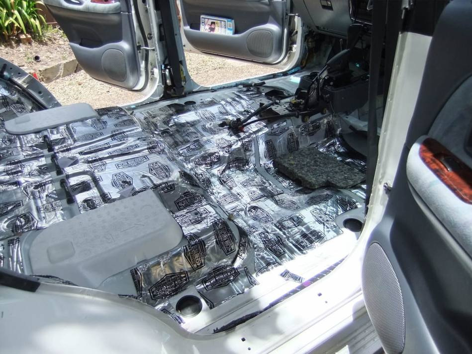 Kuinka paljon auto painaa enemmän äänieristyksen jälkeen?