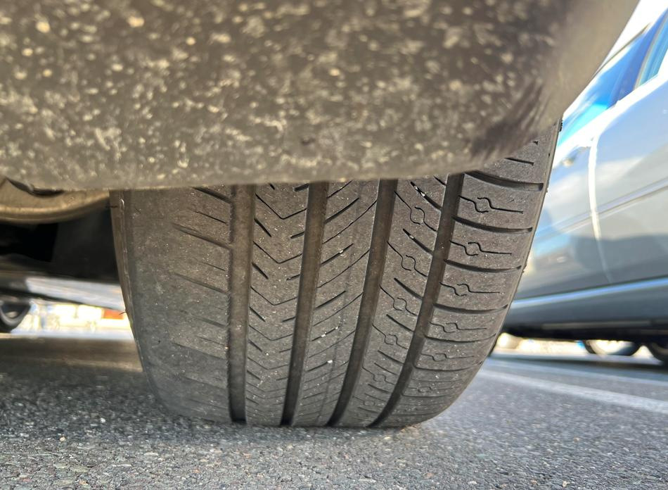 Miksi auton renkaat kuluvat epätasaisesti?