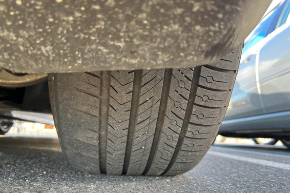 Miksi auton renkaat kuluvat epätasaisesti?