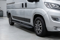 Fiat Ducato 2006–2025 Bosphorus Black sivuastinlaudat (2 kpl, alumiini) kuva 1