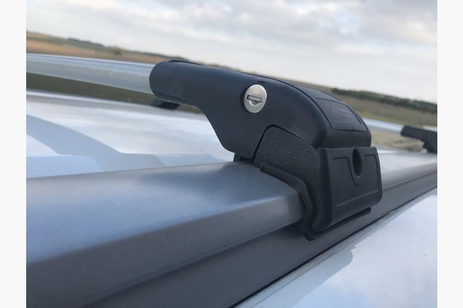 Dacia Lodgy 2012–2022 Kattotelineen poikkitangot integroituihin kattokaiteisiin, lukittavat WingCarrier V2 (2 kpl) Kuva 19