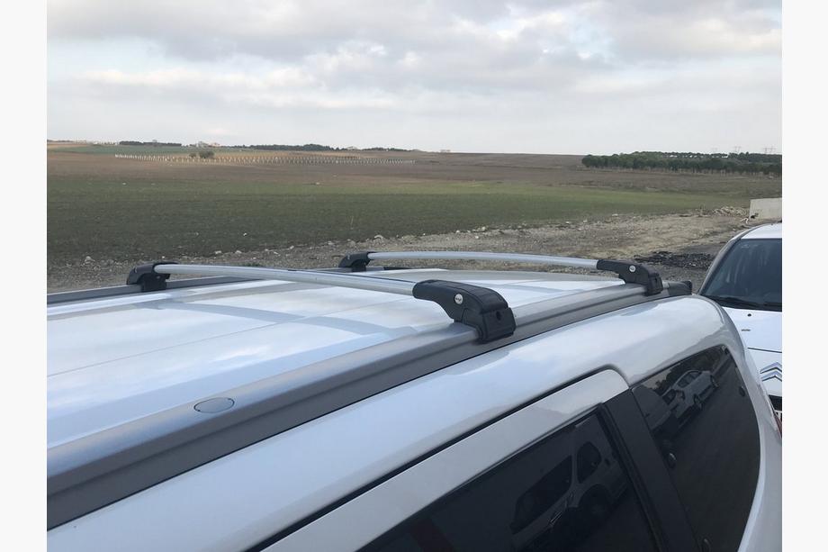 Dacia Lodgy 2012–2022 Kattotelineen poikkitangot integroituihin kattokaiteisiin, lukittavat WingCarrier V2 (2 kpl) Kuva 21