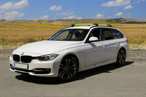 BMW 5-sarja F10/F11 2010–2016 Kattotelineen poikkitangot integroituihin kattokaiteisiin, lukittavat WingCarrier V2 (2 kpl) kuva 1