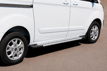 Ford Custom 2013–2022 Line-sivuporrassarja (2 kpl, alumiini) Pitkä akseliväli kuva 1