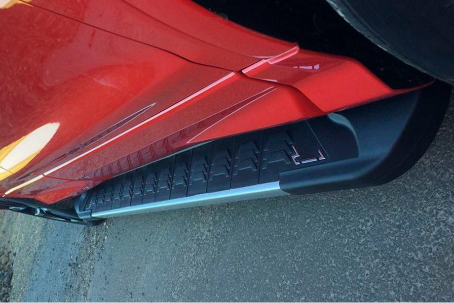Ford Kuga/Escape 2013–2019 RedLine V1 sivuportaat (2 kpl, alumiini) Mustilla ovilistoilla Kuva 4