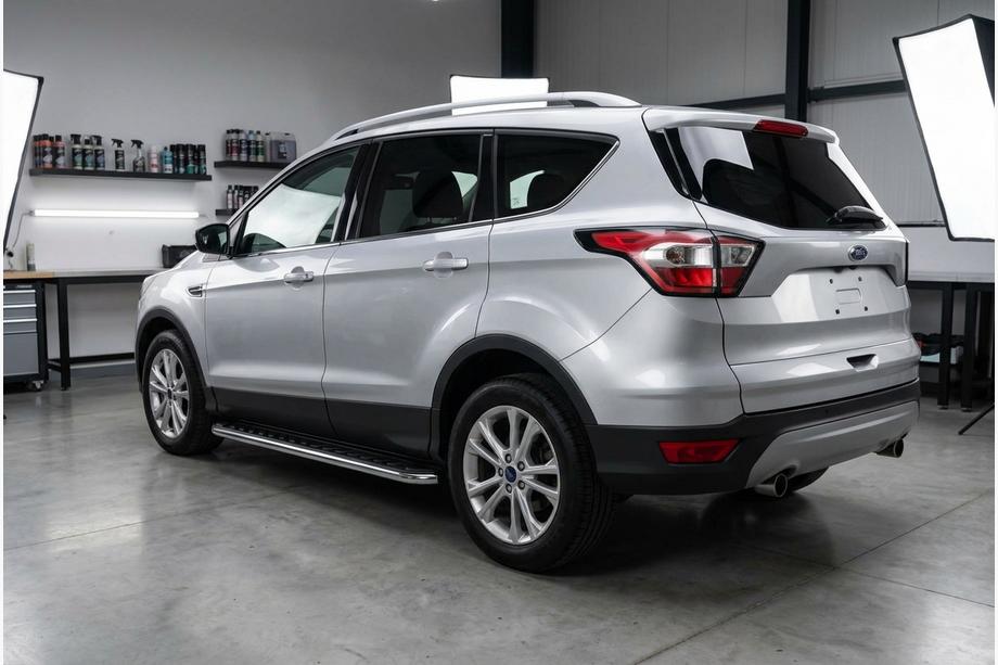 Ford Kuga/Escape 2013–2019 Maydos V1 sivuportaat (2 kpl, alumiini ↗ ruostumaton teräs) Mustilla ovilistoilla Image