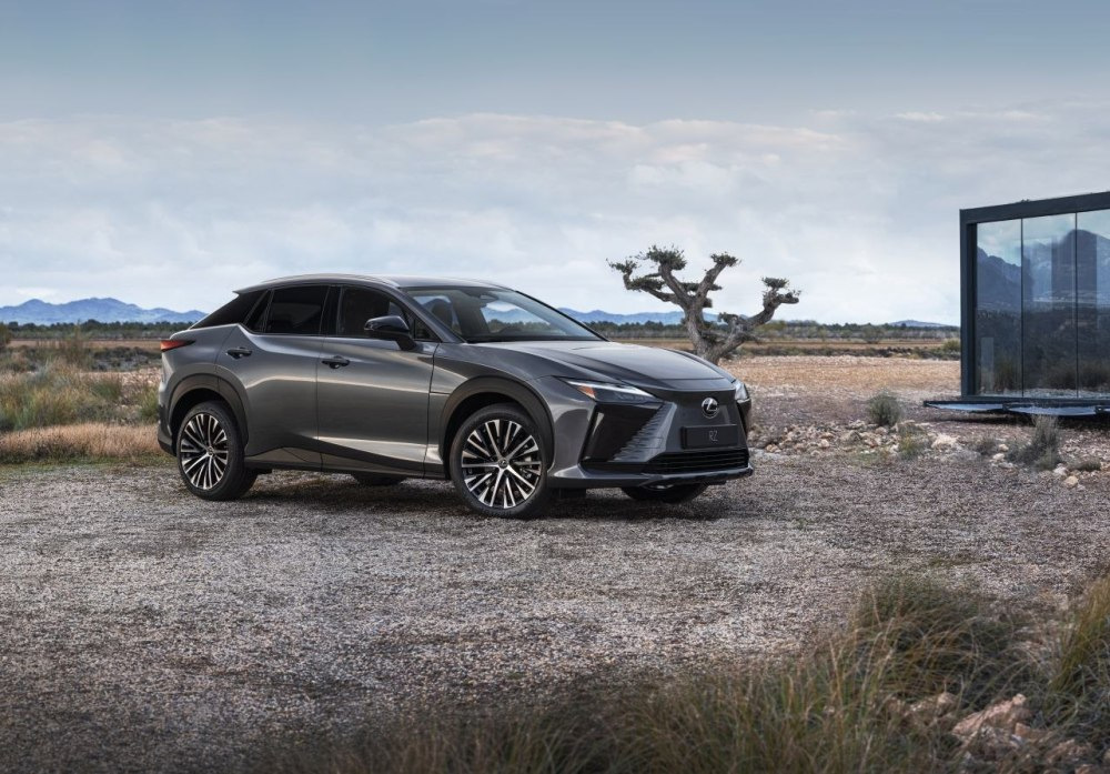 Lexus RZ 300e -koeajo: premium-sähköcrossover
