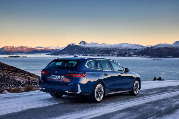 BMW 5 Series Touring (G61) 2024: Farmarimallin koeajo
