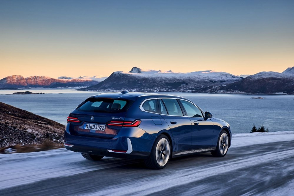 BMW 5 Series Touring (G61) 2024: Farmarimallin koeajo