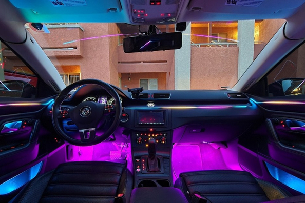 Voiko vanhaan autoon asentaa ambient‑valaistuksen?