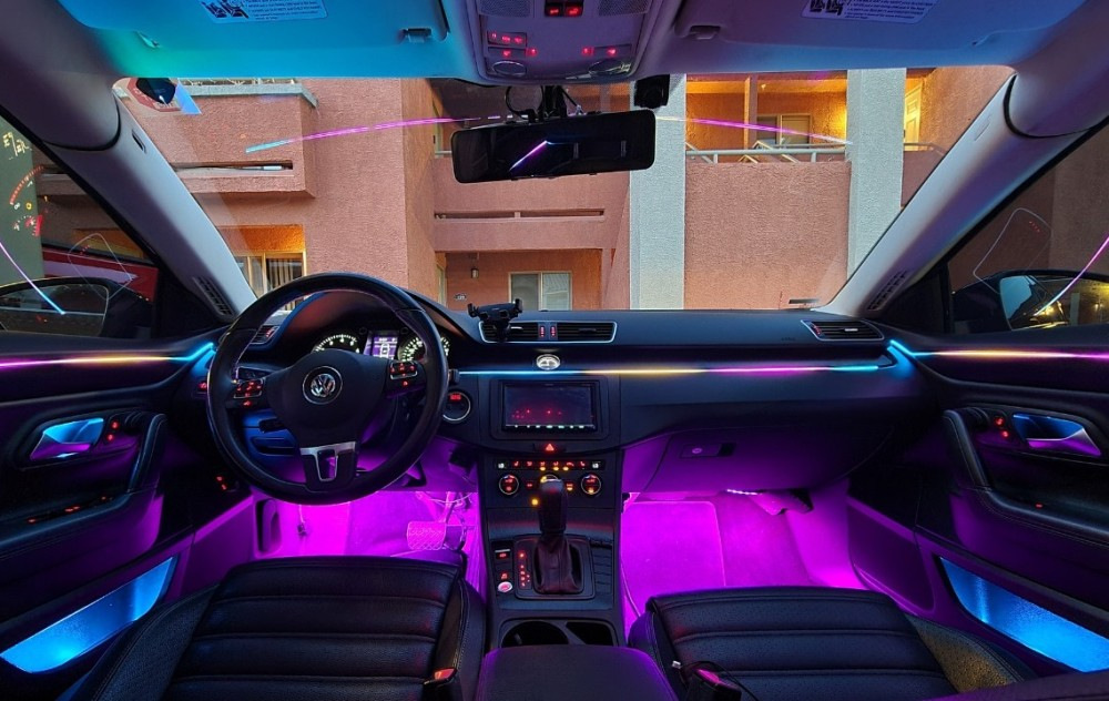 Voiko vanhaan autoon asentaa ambient‑valaistuksen?
