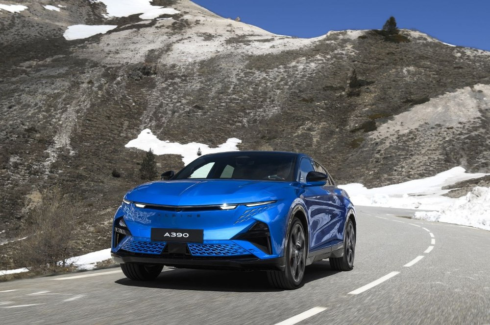 Alpine A390 -koeajo: Sähköinen fastback urheiluauton suorituskyvyllä
