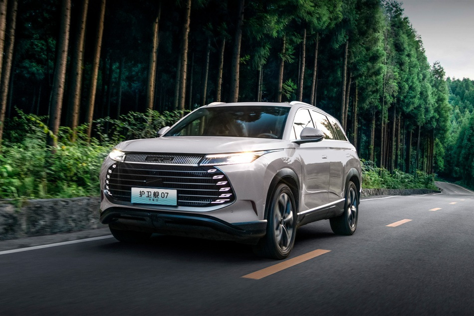 BYD Frigate 07 -koeajo: ladattava hybridimaasturi merihenkisellä tyylillä