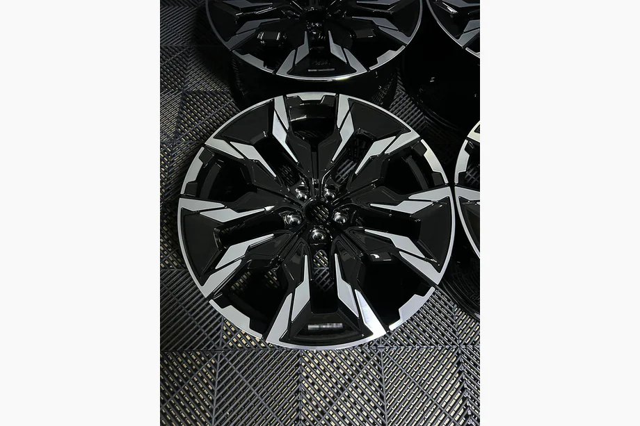 BMW 5/i5 -sarja G60/G60E/G61 2023– Taotut vanteet OEM R21 V3 (4 kpl) Image