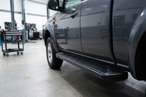 Mazda BT-50 2007–2012 Allmond Black sivuportaat (2 kpl, alumiini) kuva 1
