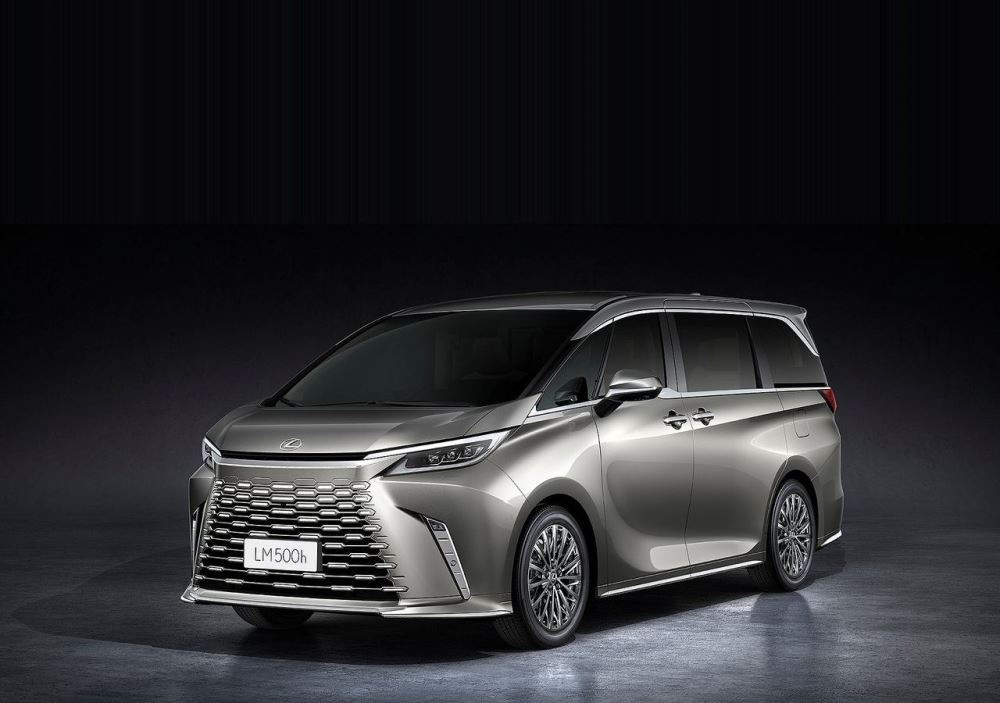 Koeajo: toisen sukupolven Lexus LM – VIP-mukavuuden huippu