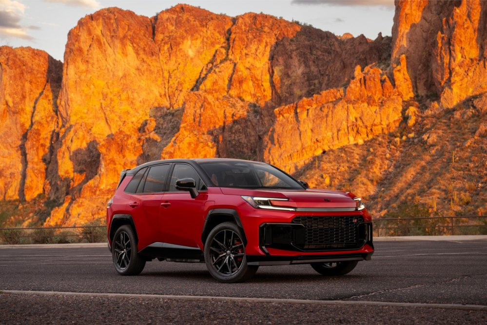 Toyota RAV4 GR Sport Plug-in Hybrid 2026: 6. sukupolven katsaus