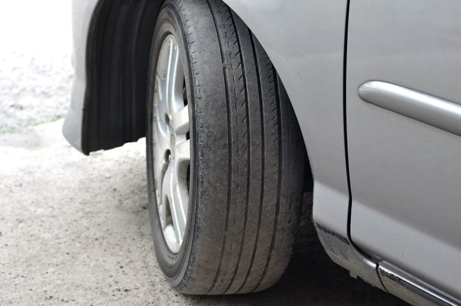 Miksi kuluneet renkaat ovat vaaralliset autossa?