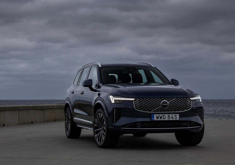 Volvo XC90 II (2024): ylellinen perhe-SUV hybriditeknologialla