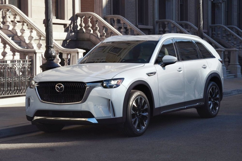 Mazda CX-90 -koeajo: lippulaivan kolmirivinen crossover