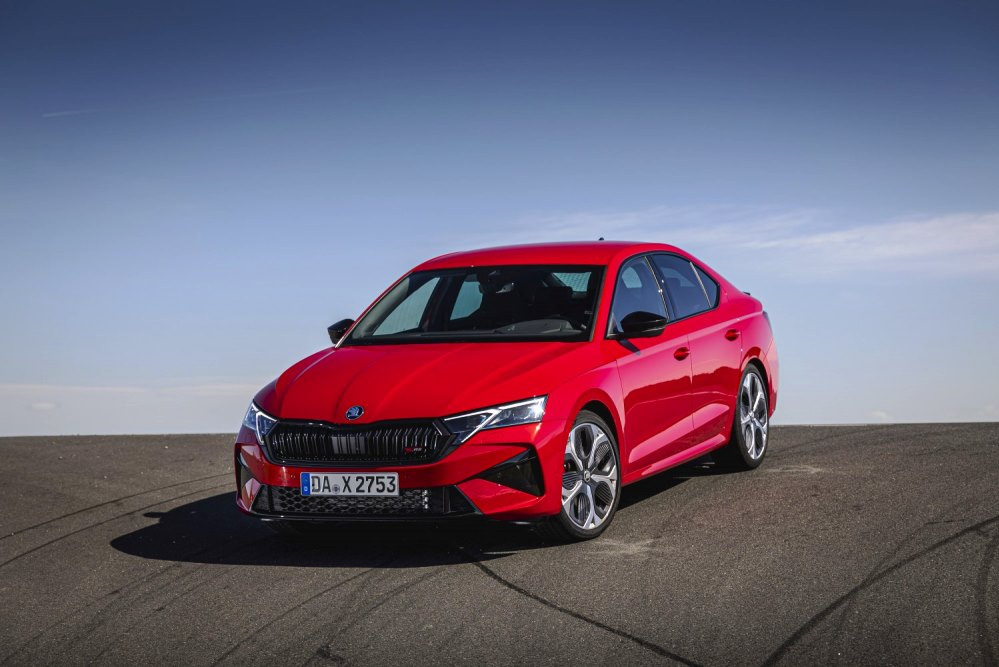 Arvostelussa dynaaminen liftback Skoda Octavia RS IV