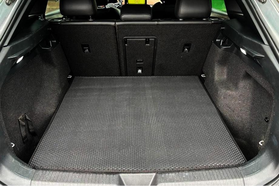 Volkswagen ID.4 2020– Kuminen tavaratilan matto Carsuit V2 (musta) Kuva 1