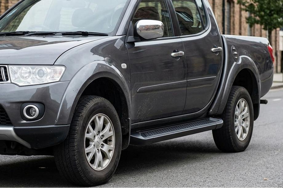 Mitsubishi L200 2006–2015 Allmond Black sivuportaat (2 kpl, alumiini) Image