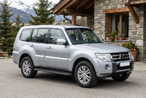 Mitsubishi Pajero Wagon IV 2006–2021 Sivuporrast Bosphorus Black (2 kpl, alumiini) kuva 1