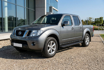 Nissan Navara 2006–2015 Allmond Black sivuportaat (2 kpl, alumiini) kuva 1